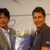 ルマン優勝を祝した花束を受け取るデュバル。左は富士スピードウェイの堤社長。
