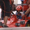 スーパーマリオに扮してマリオカートに乗るベッテル選手