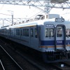 現在の7000系。冷房装置の搭載や塗装の変更など、「鉄コレ」で再現された非冷房時代の7000系とは趣が大きく異なる。
