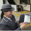 乗務員によるタブレット端末使用時のイメージ。輸送障害発生時の情報収集や案内に活用する。