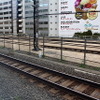 手前がJR中央線の営業線レール（上り線）　奥が電車留置線