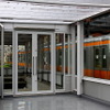 旧万世橋駅のホーム跡を通過する中央線の電車