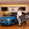 V60 R-DESIGN の納車セレモニーの様子、宮尾俊太郎さん（左）とアラン・デッセルス社長