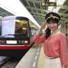 「下田生まれのアナウンサー駅長」に任命された小林佳果さんが案内役を務める。