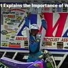 ロレッタでの少年時代について語るスチュアート（動画キャプチャ）