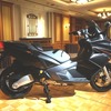 ベスパ946発表会にて同時展示された アプリリア SRV850