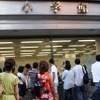 小学館ビルの前には多くの人が訪れている
