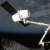 SSRMSに把持されたドラゴン補給船運用2号機（SpX-2）