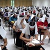 バンコクの一流大学のカンニング防止策！？紙製のヘルメットの真相はいかに・・・