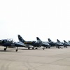 福島空港の駐機場に並ぶブライトリング・ジェットチームの機体。（制限エリア内での撮影）