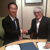 モビリティランドの曽田浩社長（左）とFOWC代表のバーニー・エクレストン氏