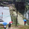 崩落したタイ一長い木橋、隣に臨時の竹橋完成