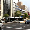 札幌の市街地を走る「ポラリス」。現在は1編成だけだが、2014年度にも2編成が増備される予定。