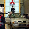 【上海モーターショー05】屋根の上のコンパニオン、三菱自動車がアピール