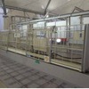神戸製鋼と東大生産技術研究所が開発中の戸袋移動型ホーム柵。扉部だけでなく扉を収納する戸袋部も移動する。
