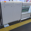 新所沢駅1番ホームに設置された戸袋移動型ホームドア「どこでも柵」。4ドア車対応位置の場合、3ドア車乗車位置（緑色）の一部は戸袋部分に。