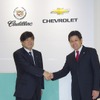 ゼネラルモーターズ・ジャパン代表取締役社長の石井澄人氏（右）とヤナセグローバルモーターズ代表取締役会長の和田昭生氏（左）
