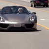 ポルシェ918スパイダーに試乗するジェイ・レノ氏