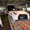 成田空港でレースカー専用運搬車両へ積み替えられるGT-R　ニスモ　GT3