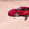 リビアで撮影されたフェラーリ458イタリアと少年の映像