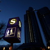 フランクフルトの足「Sバーン」の入口を示すサイン。「S」のマークが目印