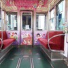 「『ちはやふる』ラッピング電車」は車内も装飾が施されている。