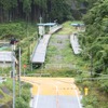 不通が続く気仙沼線の歌津駅ホーム。手前の道路は2012年12月から使用を開始した専用道で、駅の手前で側道と接続させ、一般道に乗り入れる。