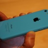 iPhone 5cでは、背面のエッジをラウンドさせて柔らかい印象に仕上げている