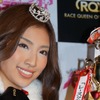 「レースクイーン・オブ・ザ・イヤー12-13」を受賞した青山めぐさん