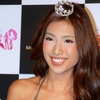 「レースクイーン・オブ・ザ・イヤー12-13」を受賞した青山めぐさん