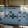 陸前階上駅に設置されていた運行情報の表示器。本吉～大谷海岸間を走行している気仙沼行きバスは「定刻」だが、大谷海岸～気仙沼間では「10分遅れ」の表示が出ている。