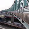 JR東日本は首都圏の3路線で防風柵の追加設置を行う。写真は橋りょうに設置された防風柵