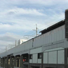 JR東日本は首都圏の3路線で防風柵の追加設置を行う。写真は高架区間に設置された防風柵