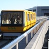 まもなく運行を終了する成田空港第2旅客ターミナルビルのシャトルシステム。空気で車体を浮上させてワイヤーロープでけん引し、地上側のモーターで動かす。
