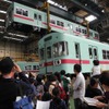 昨年の「にしてつ電車まつり」の様子。職員による解説やパネルによる解説なども行われる。
