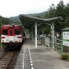 岩泉線の終点・岩泉駅で発車を待つ普通列車（2006年9月）。現在は全線運休中で、廃止の方針が示されている。