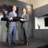 アウトモビリ・ランボルギーニ代表兼CEOのステファン・ヴィンケルマン氏（左）とコーンズ・モータース代表取締役社長の渡謙作氏（右）