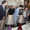 有田焼窯元「真右ェ門」の馬場久和氏（左端）と、有田焼とタイ産スズのコラボ作品のシェードランプを視察するインラック首相