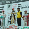 第6戦のポディウム。左から2位ロッテラー、優勝のデュバルと土沼監督、3位山本。