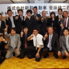日本代表の菅原健二さん（中央の白いシャツ）と、新和自動社社員一同。その左隣が菊地等社長