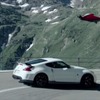 日産フェアレディZ NISMO、ウイングスーツのスカイダイバーとダウンヒル対決映像