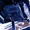 サンバイザーにクリップで挟みこんで固定する方式となり、装着できる車種は拡大した。
