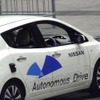日産リーフをベースにしたプロトタイプの車両。実際に自動運転のデモを行なっているところ