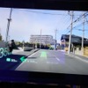 ブラインドコーナーに車が迫っていると「＞＞＞　＜＜＜」で注意喚起してくれる