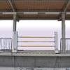 弥生台駅に設置される昇降式ホームドアの設置イメージ。開口部をバーとすることで設置コストの低減を狙う。