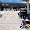 九州新幹線全通後の鹿児島中央駅。駅舎の手前にある階段は再開発に伴い撤去されている。