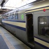 品川駅に停車中の横須賀線電車。モバイルSuicaで普通列車のグリーン車を利用すると50円分のSuicaチャージがプレゼントされるキャンペーンが10月15日から始まる。