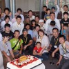 マーチ12SRのオーナーと開発者が、生誕10周年をお祝い（ケーキの帽子を被ってオーナー達と記念撮影する中島繁治氏）