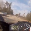 スウェーデンの公道で撮影されたバイクと車の公道チェイス。バイクの速度計は299km/hを指している
