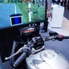 二輪車シミュレーターもあり、こちらでも車車間や路車間通信を体験できる。